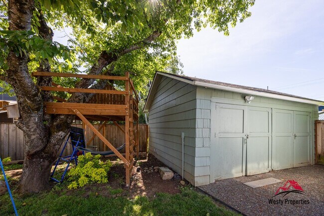 Building Photo - 3637 NE Alameda St