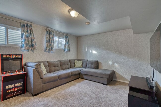 Building Photo - Charming 4 Bed 2 Bath Home in 80917!!!