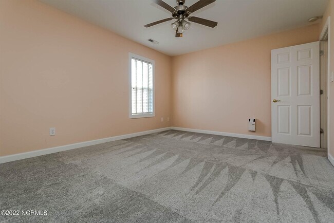 Building Photo - 533 Village Green Dr