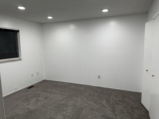 Building Photo - 7356 Hedgerow Ct