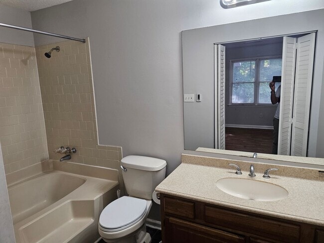 Building Photo - Move in special! 2 bedroom 2 bath duplex