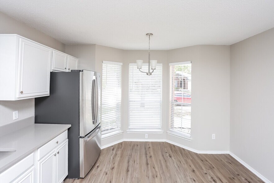 Building Photo - 2213 Whispering Wind St