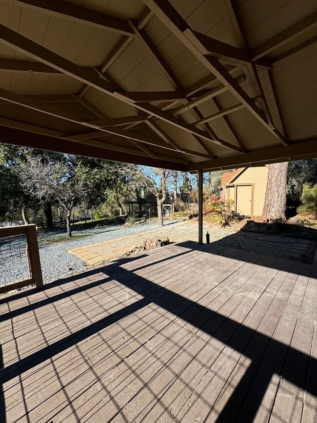 Building Photo - Lake of the pines GOLF COURSE charmer! New counters, new floor, new paint! Wonderful home!
