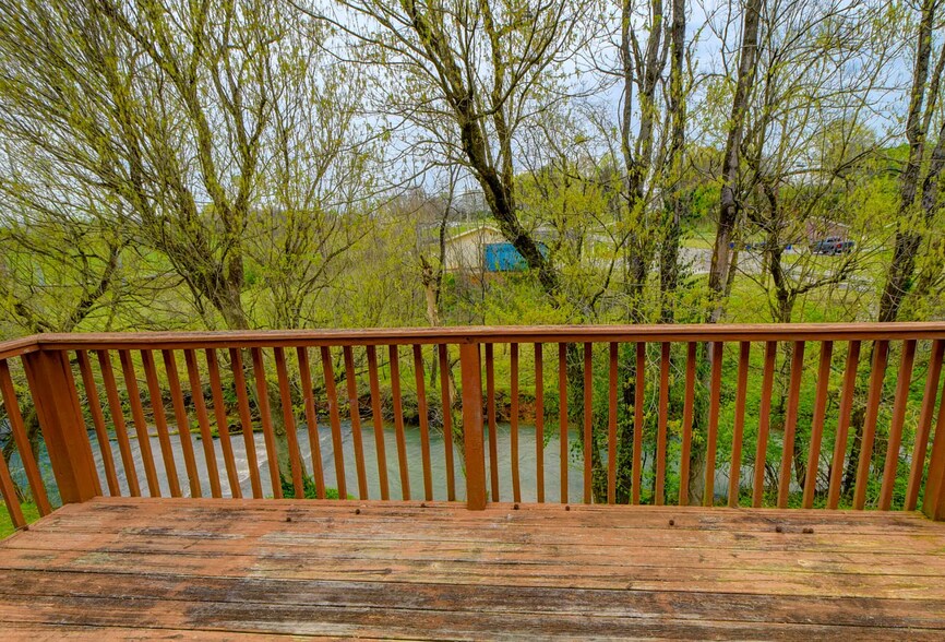 Building Photo - 2103 Creekside Way