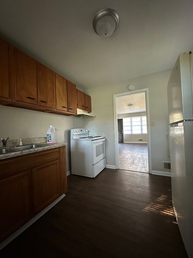 Building Photo - 2 Bedroom, 1 bathroom on the East-Side. Mo...