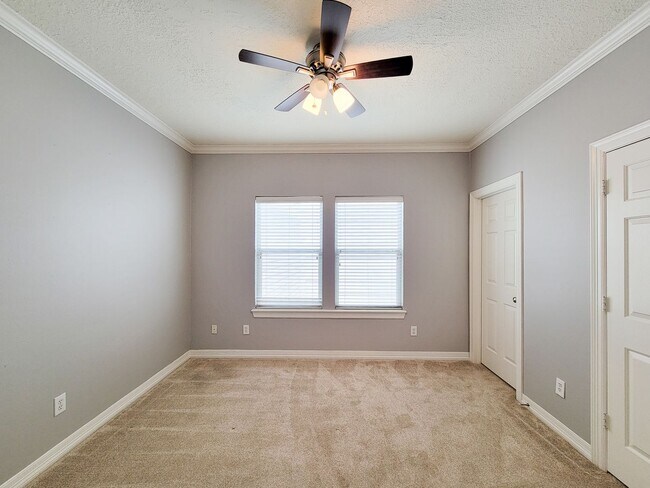 Building Photo - Charming Three Bedroom in Houston!