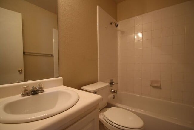 Building Photo - Charming 3BR/2BA Duplex Home with 2-Car Garage & Fenced Yard | Close to Downtown Weatherford | Pe...