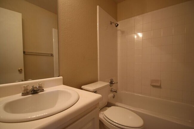 Building Photo - Enchanting 3/2 Duplex Home Located in WONDERFUL Weatherford! ~ ((AMAZING LOCATION!!)) Tile & Wood...