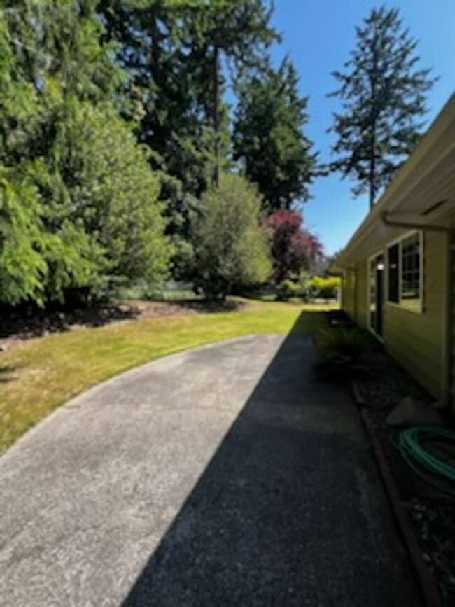 Building Photo - Lovely Lakewood single level 3 Bedroom 2 f...