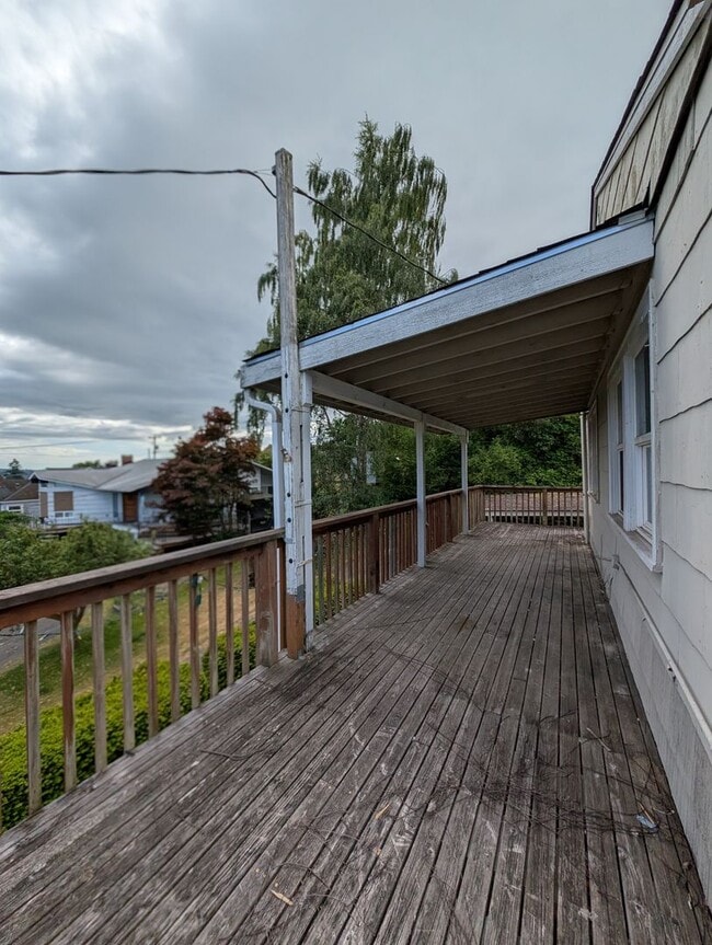 Building Photo - Manette View Apartment For Rent! Will Not ...