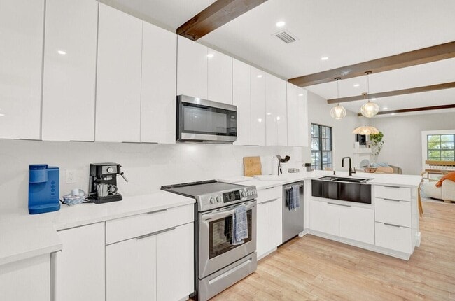 Building Photo - 727 Fernwood Dr