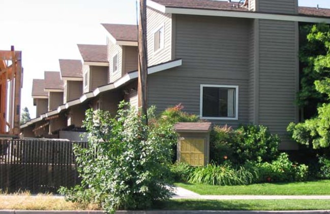 Building Photo - The Waltonia Townhouse Apartments
