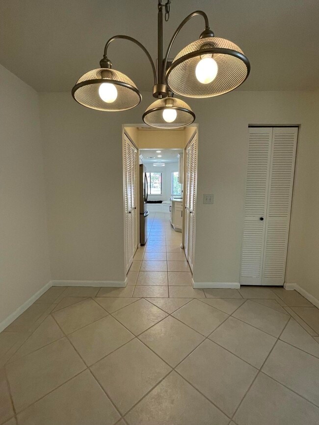 Building Photo - 613 Manatee Dr