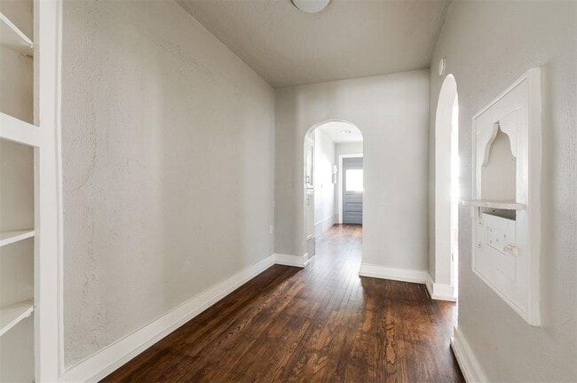 Building Photo - 2555 NW 20th St