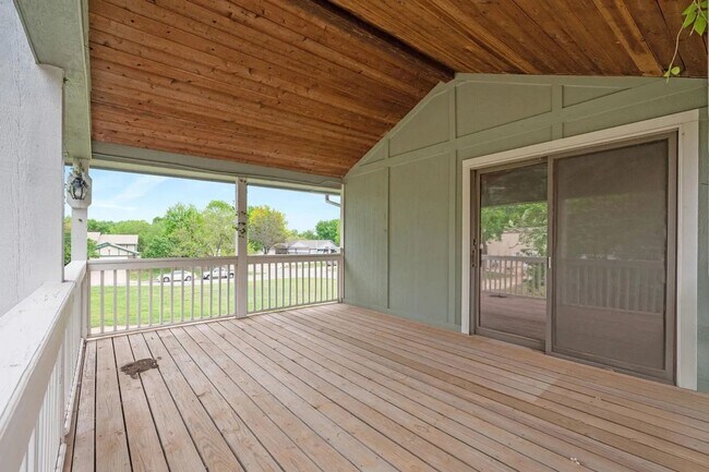 Building Photo - HUGE 4 Bedroom, 3.5 Bathroom!