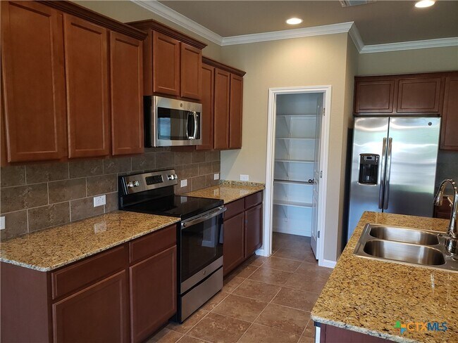 Building Photo - 5906 Blackstone Dr