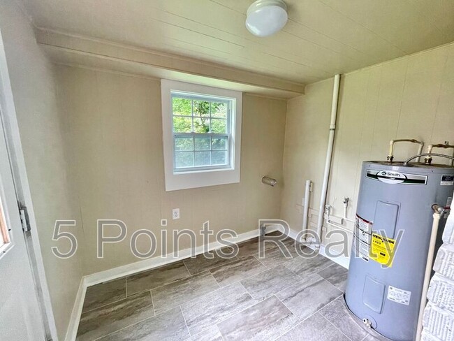 Building Photo - 203 Morrison St