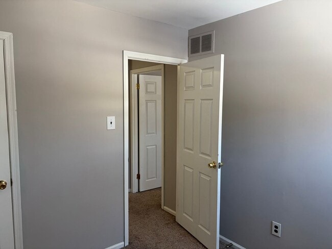 Building Photo - Renovated 3 Bed Twin Home for Rent