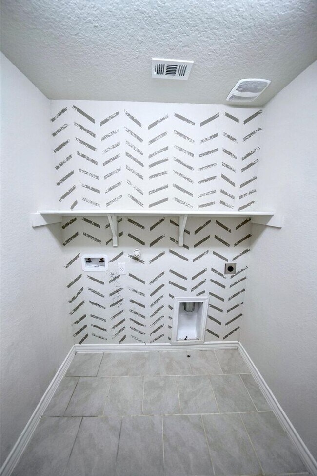 Building Photo - Stunning 4-Bedroom Home in Cobalt Canyon, ...