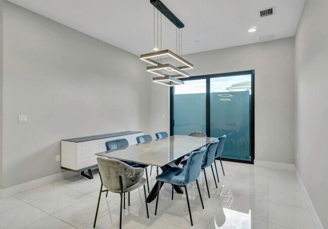 Building Photo - 17081 Five Waters Ave