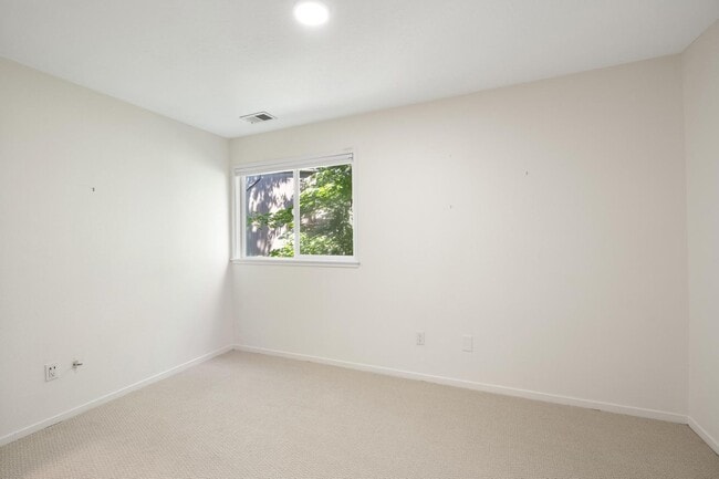 Building Photo - Updated 2BD/2BA Condo in North Portland! S...