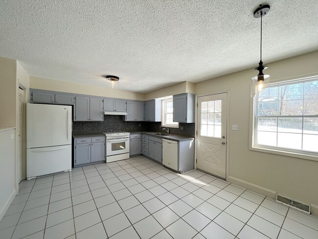 Building Photo - SEE IT NOW: Beautiful 3BR Home with Finished Basement, 2-Car Garage & Spacious Backyard in Lenexa!