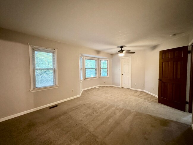 Building Photo - 2 or 3 Bedroom End-Unit Townhome! HUGE Det...