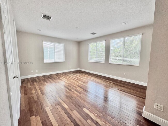 Building Photo - 504 SW 4th Ave