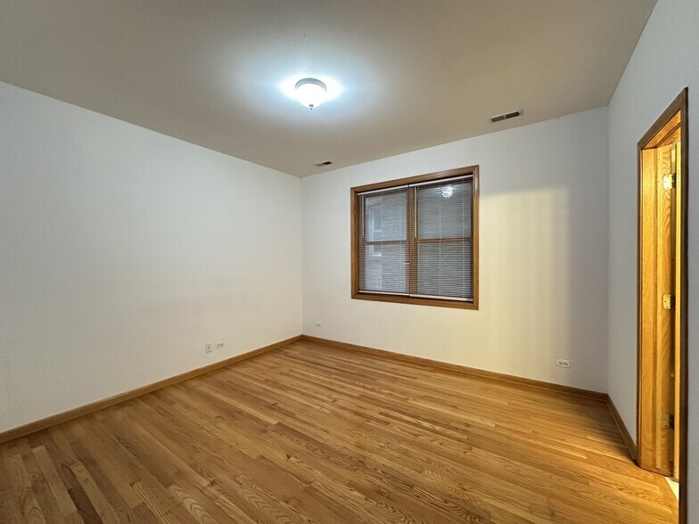 Building Photo - 4101 N Kenmore Ave