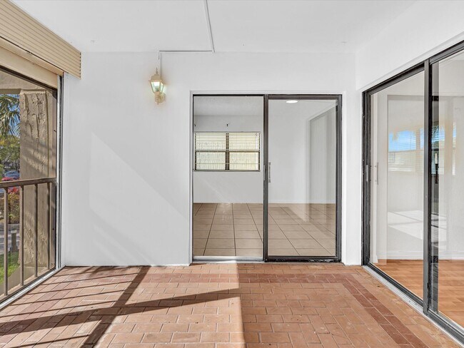 Building Photo - 220 Lakeview Dr