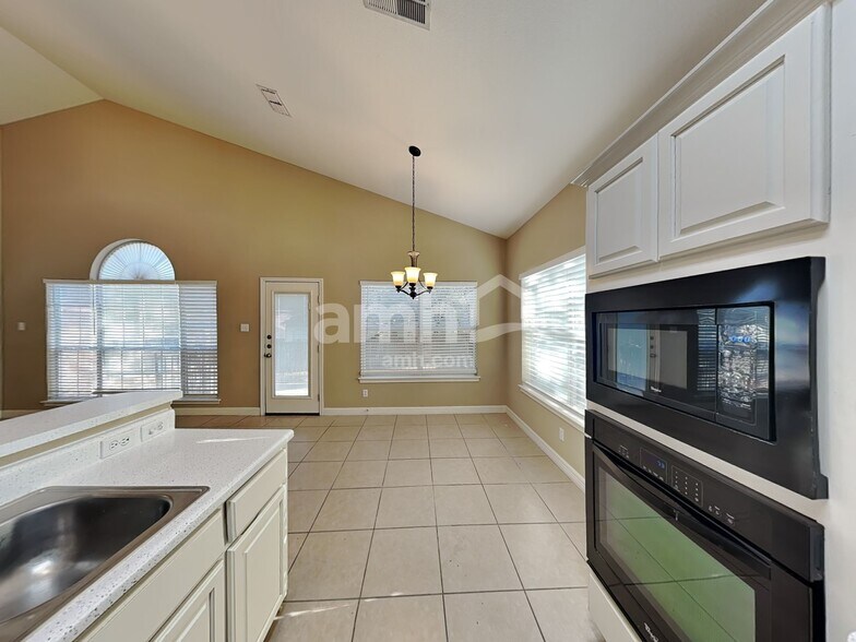 Building Photo - 14 Sweetwood