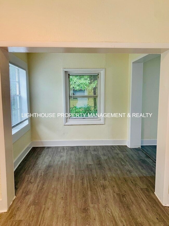 Building Photo - Fully Renovated & Cozy 3 Bed/2 Bath with F...