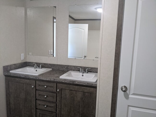 Building Photo - 215 Borman Ave