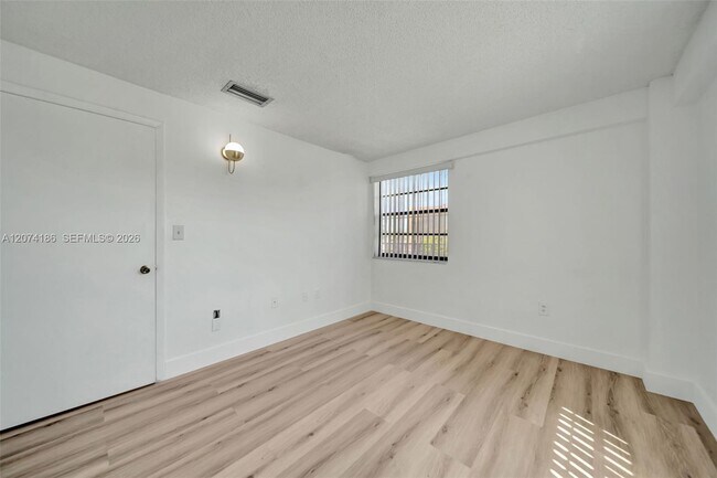 Building Photo - 777 SW 9th Ave