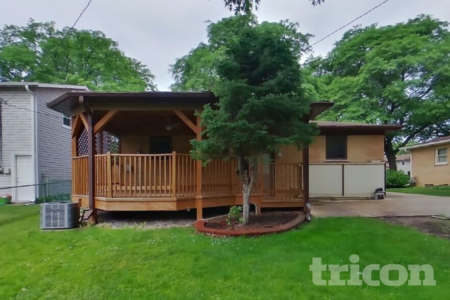 Building Photo - 1421 Redwood Dr