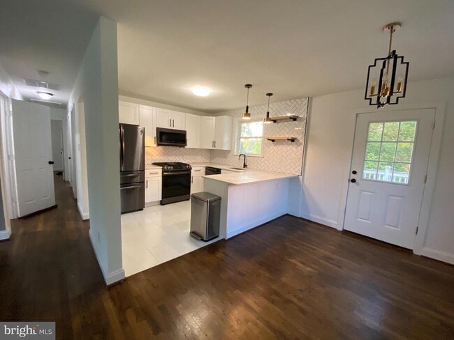 Building Photo - 7402 Lenham Dr