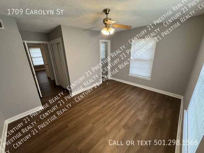 Building Photo - 1709 Carolyn St