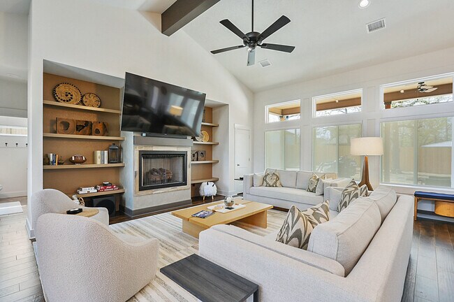 Building Photo - 401 W Brookside Dr