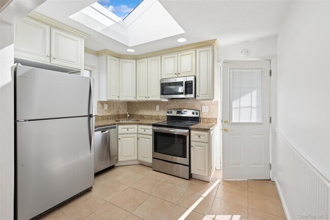 Building Photo - 31 Evelyn Ln