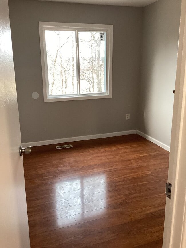 Building Photo - Three bedroom Townhouse  ready to rent