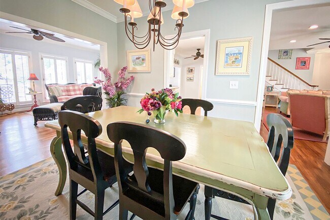Building Photo - Beautifully FURNISHED Off Season 3bd/2.5 BA Single Family Home