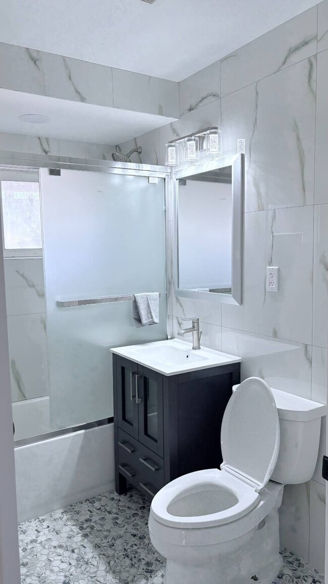 Building Photo - 20 Basket Ln