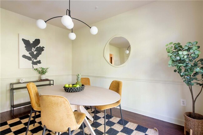 Building Photo - 1402 Markan Dr NE