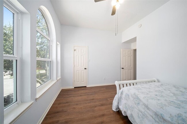 Building Photo - 2111 Scenic Hollow Ct