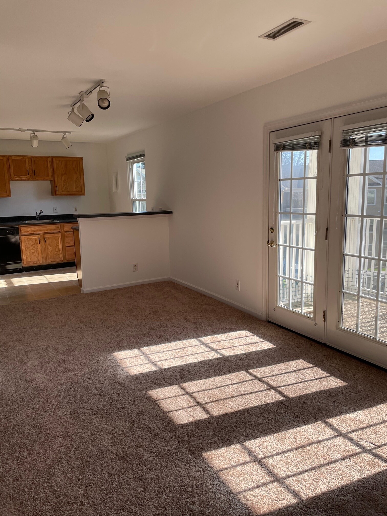Building Photo - 1217 Villa Ln