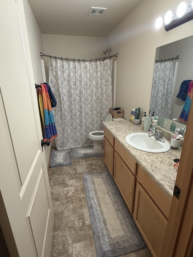 Building Photo - "Spacious 3-Bed & 2.5 Baths in 1700 Sq Ft!"
