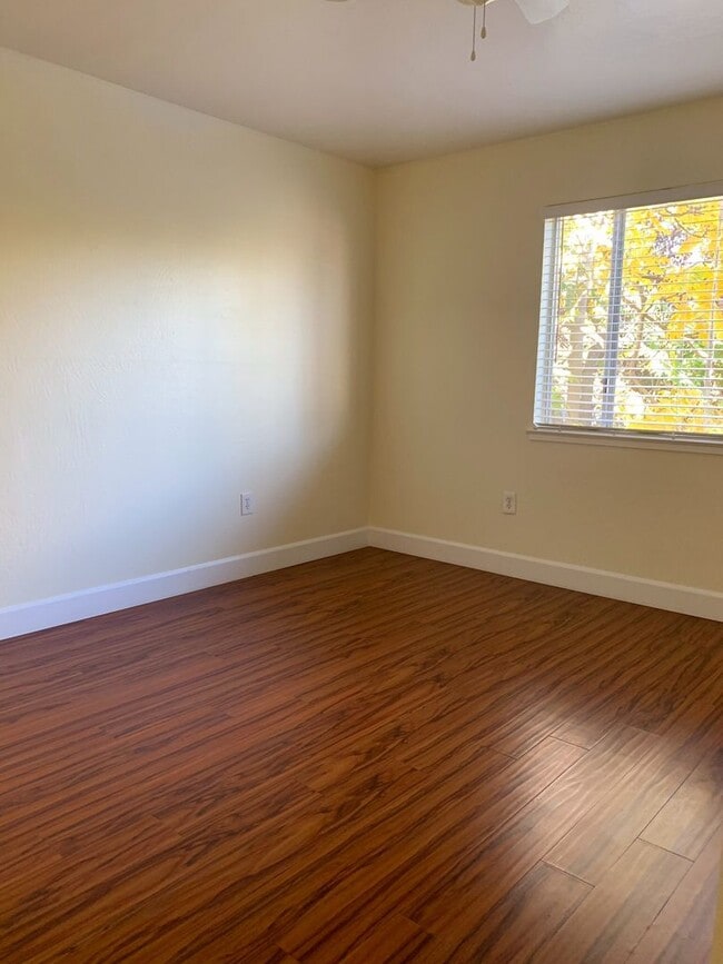 Building Photo - Downtown apartment
