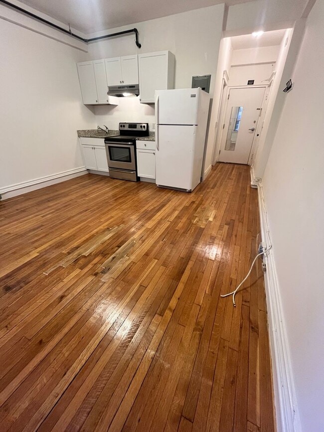 Building Photo - 9/1 No Fee! Updated Studio by Northeastern, Symphony