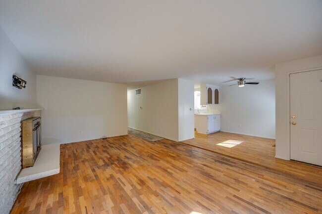 Building Photo - **NO SHOWINGS, WE ALREADY HAVE AN APPLICAT...