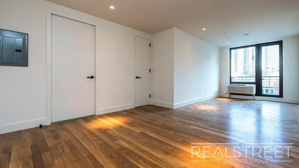 Building Photo - Sunny Studio in Downtown Brooklyn.